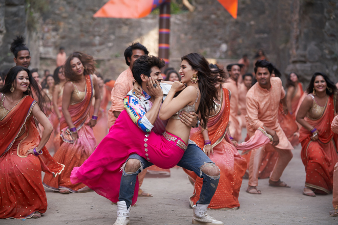 Kartik-Aaryan-and-Kriti-Sanon-21